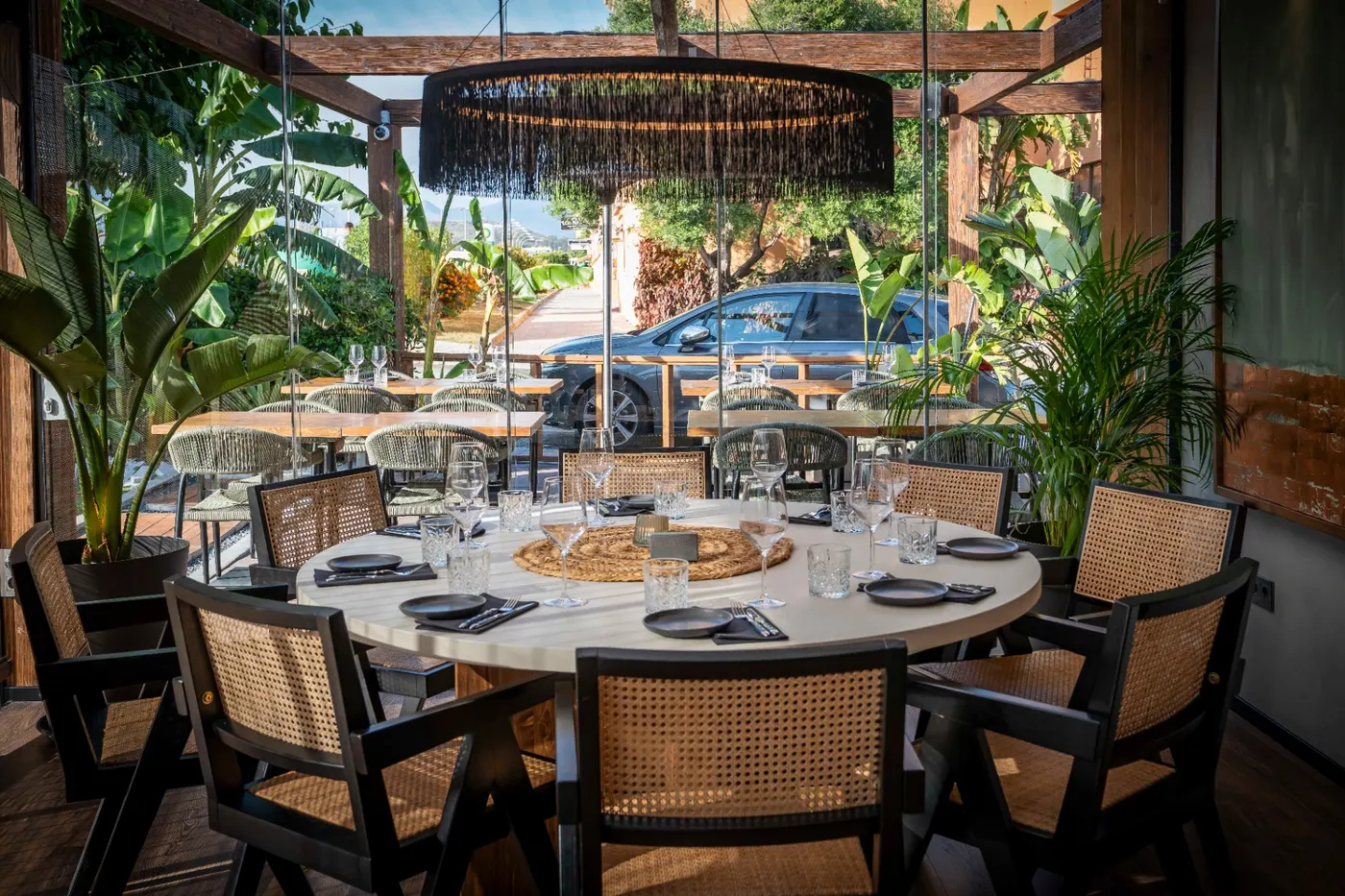 Terraza interior con vistas al jardín tropical en Pauza La Cala de Mijas