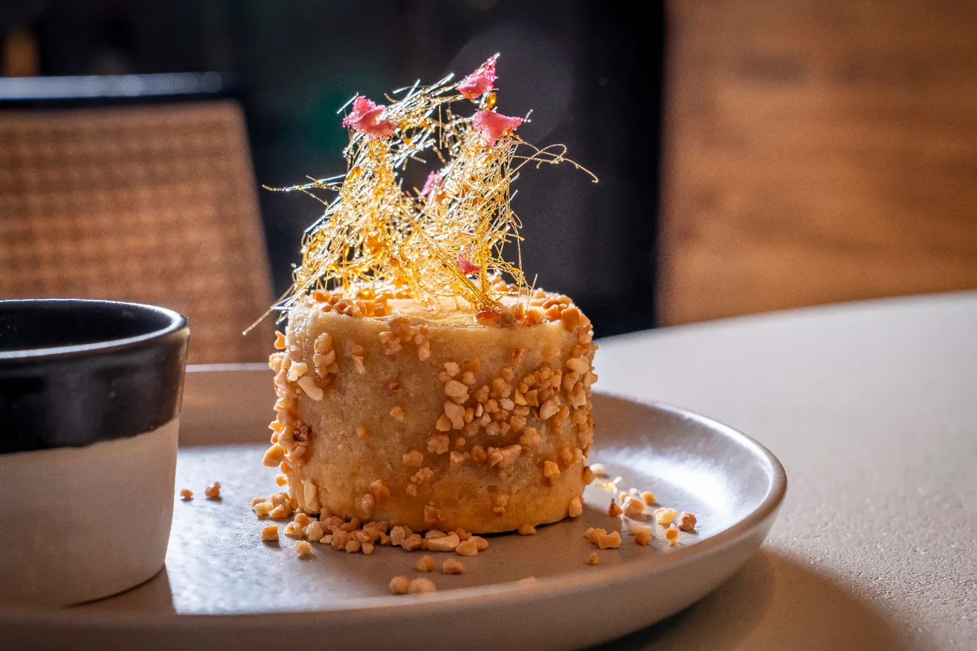 Postre con caramelo dorado en Pauza La Cala de Mijas