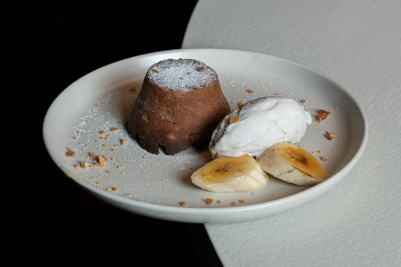 Coulant de chocolate con helado de coco y plátano en Pauza La Cala de Mijas