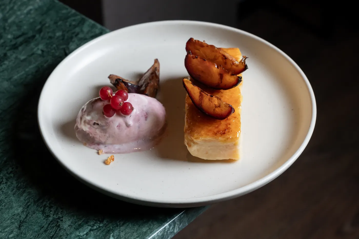 Tarta de queso con ciruela asada y helado de frutos rojos en Pauza La Cala de Mijas